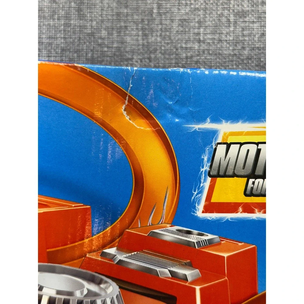 2010 Hot Wheels Criss Cross Crash 4-Way Motorized Track Set NEW IN BOX